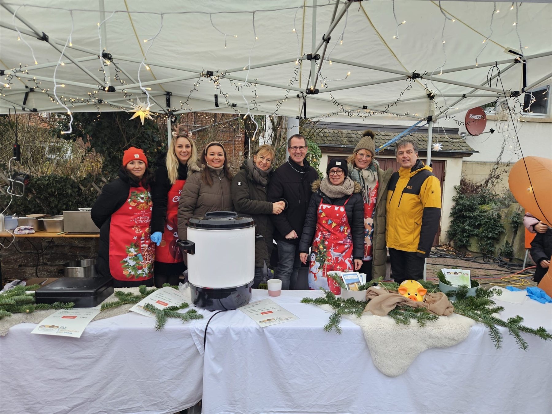 Adventsmarkt 2025: Unser Team am Förderverein-Stand.